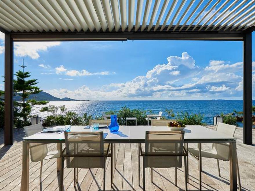 Technal tranforme une maison provençale en une villa architecturale avec des coulissants et pergolas