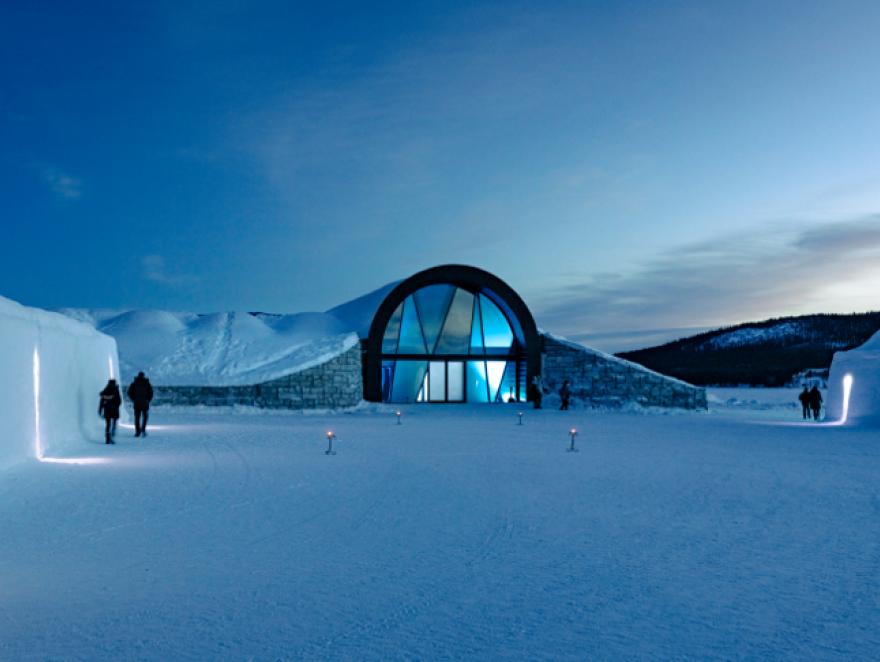 Geze équipe la façade vitrée de l'ICEHOTEL 365