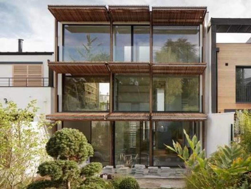 Une maison de verre s'intègre parfaitement au paysage grâce aux ouvertures Technal 
