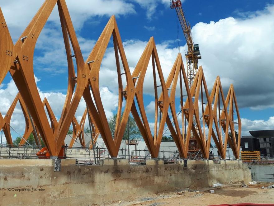 Les équipes Charpentes Fournier réalisent une structure cintrée en bois lamellé collé