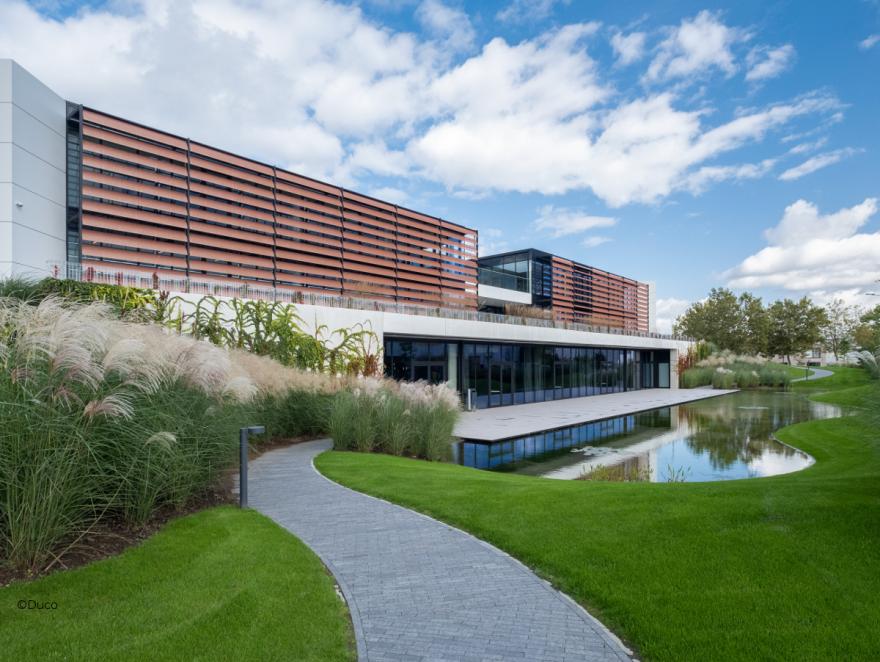 La protection architecturale Duco habille le siège social de DCM