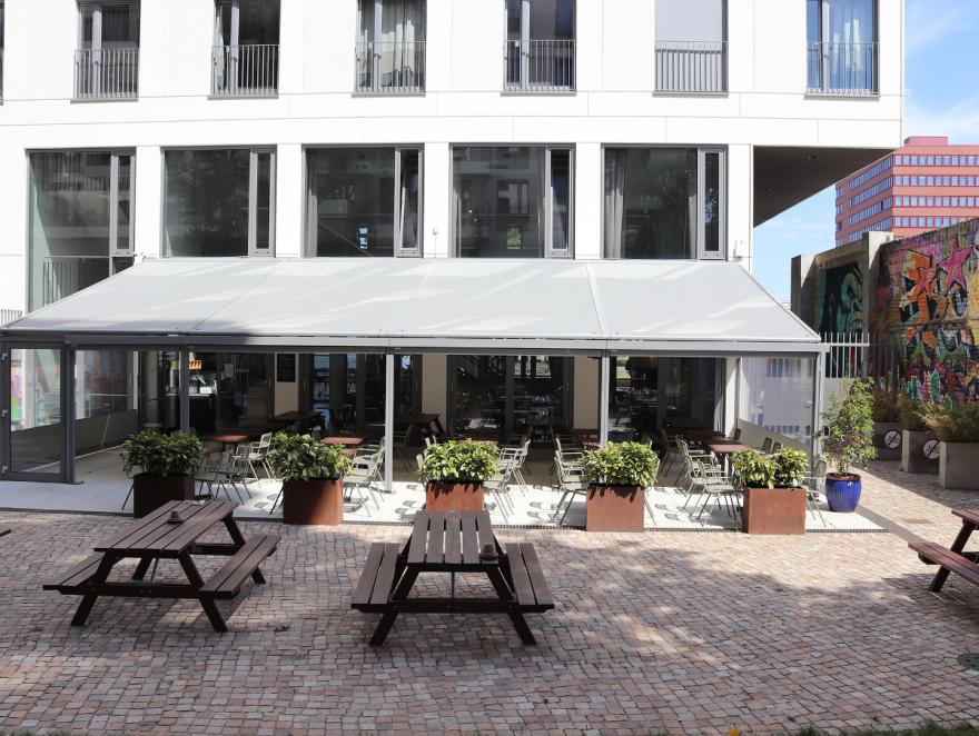 markilux habille l’Hôtel Schulz et embellit la vue sur le "Mur de Berlin"