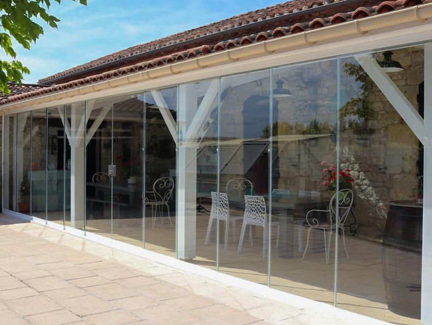 Le Coulissant Panoramique de Glass Systems s’installe sur les terrasses partout en France