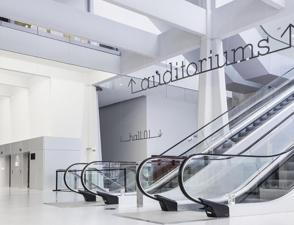 La sécurité et l'esthétique d'un centre de conférence en France préservées grâce au système Pyroguar