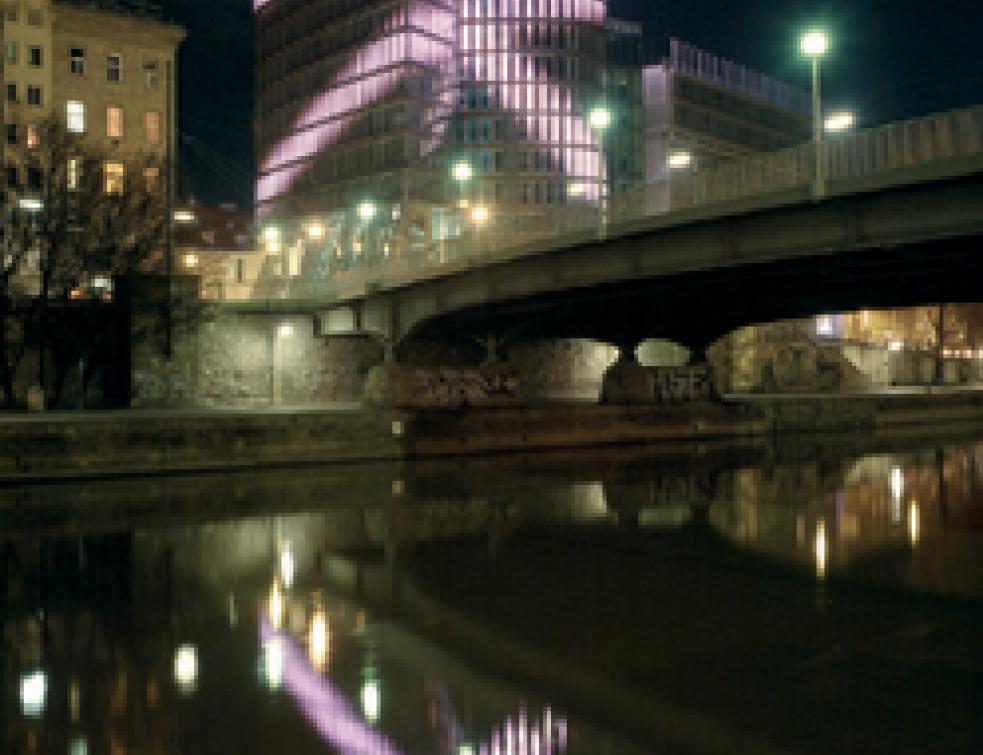 Système intégré de mur-rideau lumineux et communicant