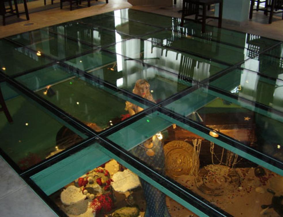 Sous le plancher de verre, la mer...