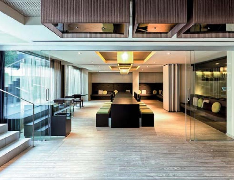 Système télescopique de portes coulissantes vitrées sans cadre