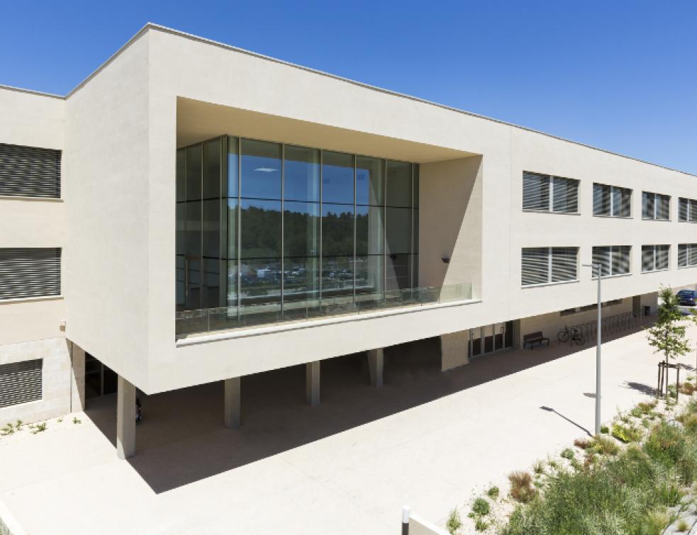 Un centre médical à Nîmes se pare de châssis sur-mesure WICONA