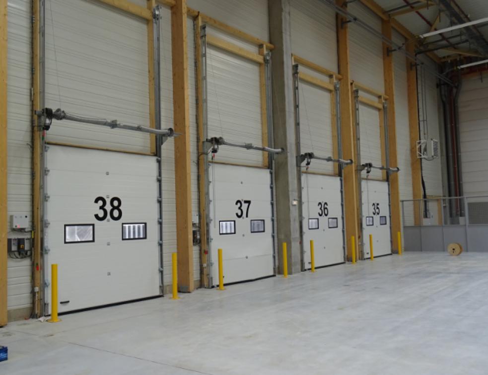 2 chantiers : 102 portes Thermo 40 et 95 niveleurs de quai Novodock Novoferm® Industrie