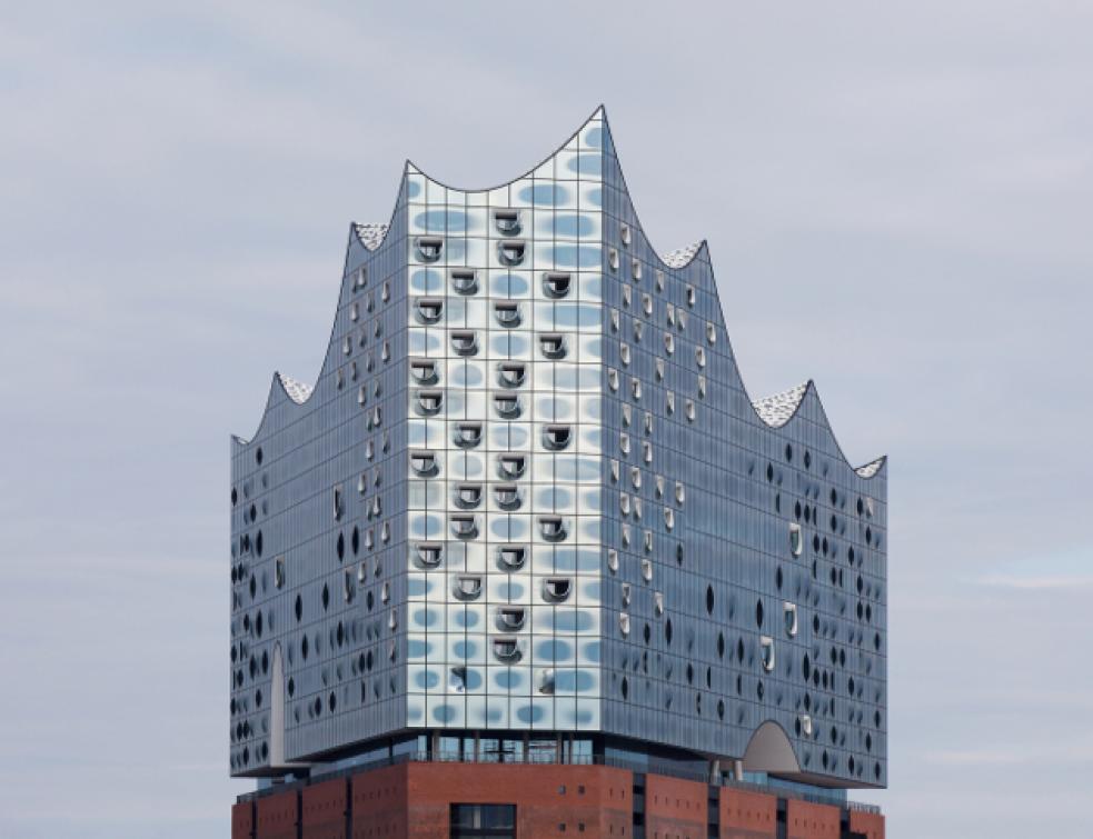 La salle de concert de Hambourg dotée d'une façade incurvée complexe avec les produits Guardian Glas