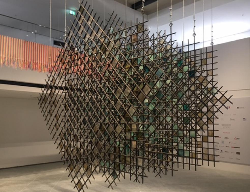 Saint-Gobain entre au Louvre Abu Dhabi en créant avec une artiste émirienne une oeuvre de verre haut