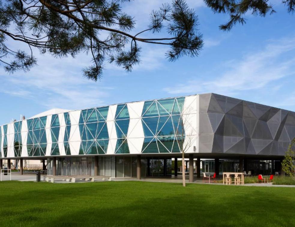 Le restaurant Well Being Airbus, en harmonie avec son environnement grâce aux façades géode Technal