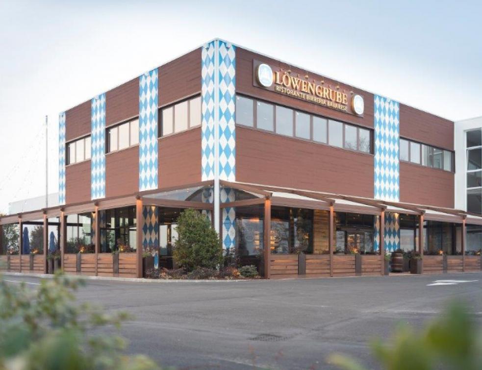 La pergola Gennius A2 Compact de KE choisie par la Brasserie Löwengrube de Vicenza