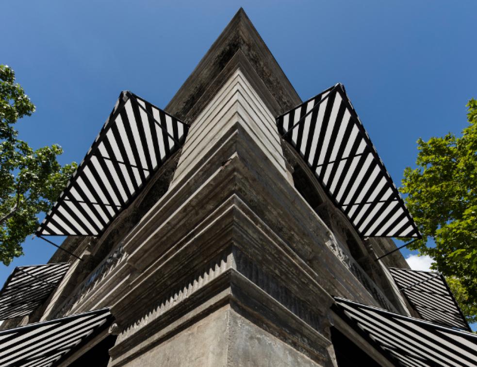 Une utilisation inhabituelle des rayures pour un impact architectural maximum