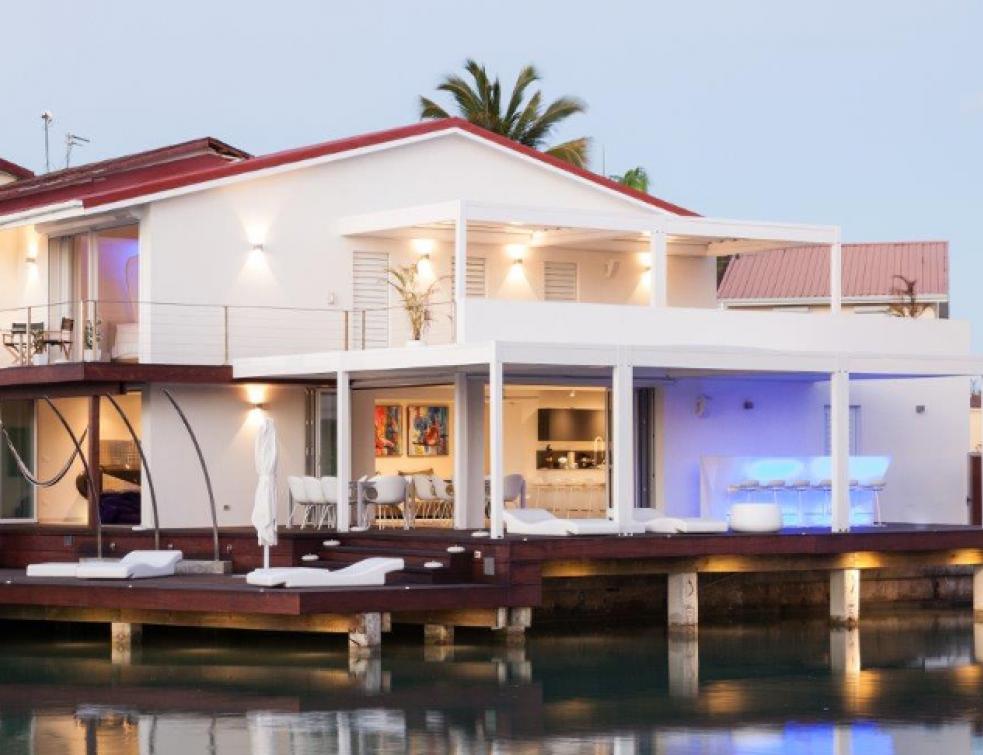 KE pour l'extérieur d'une villa privée dans le port d'Antigua, au coeur des Caraïbes
