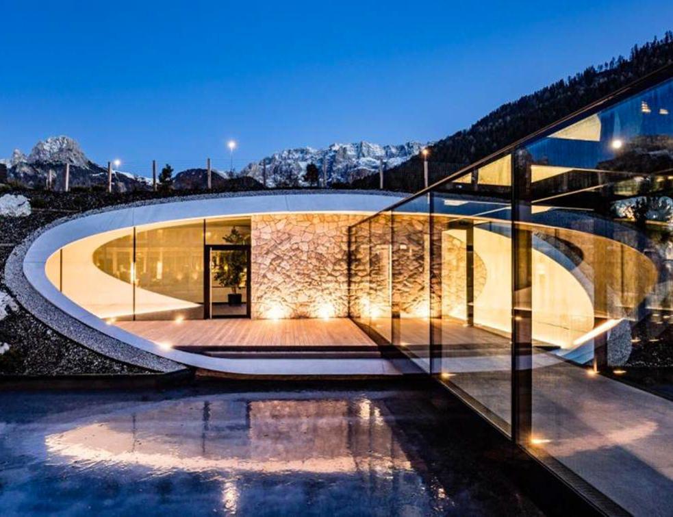 Italie : Façade et menuiseries Wicona pour le Spa du Grand Hotel Alpenroyal (5 étoiles)