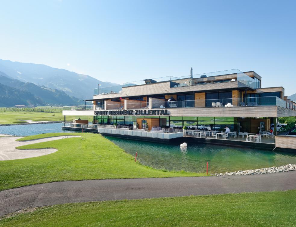 Complexe sportif avec vue panoramique sur les Alpes de Zillertal avec des solutions heroal