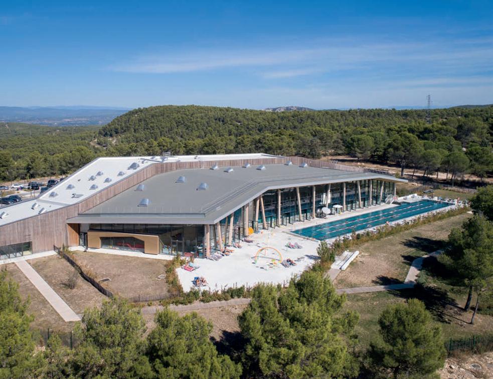 Un mur-rideau KAWNEER monumental pour une piscine belvédère sur la canopée provençale