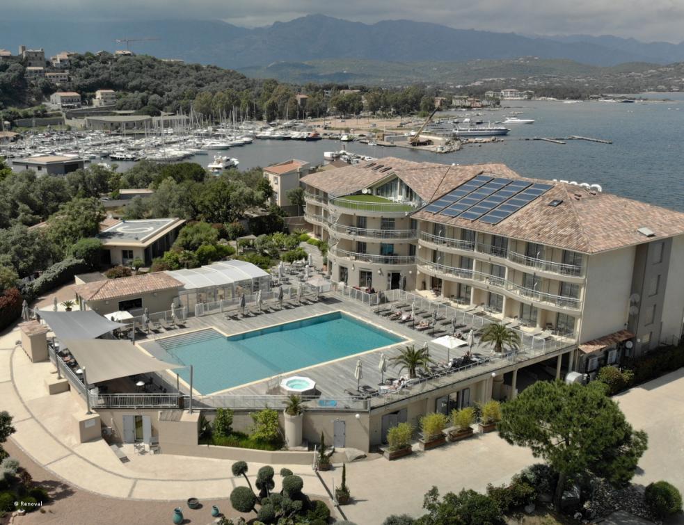 L’hôtel Costa Salina de Porto Vecchio choisit un abri de terrasse Rénoval Abris