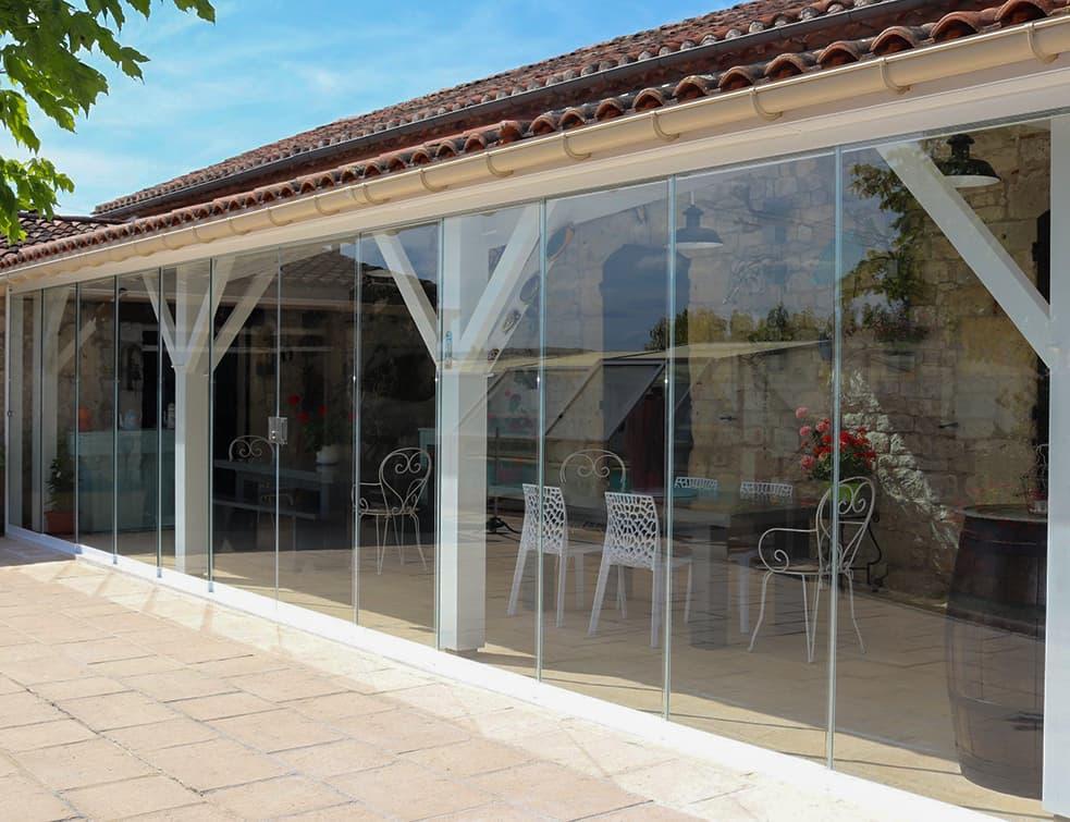 Le Coulissant Panoramique de Glass Systems s’installe sur les terrasses partout en France