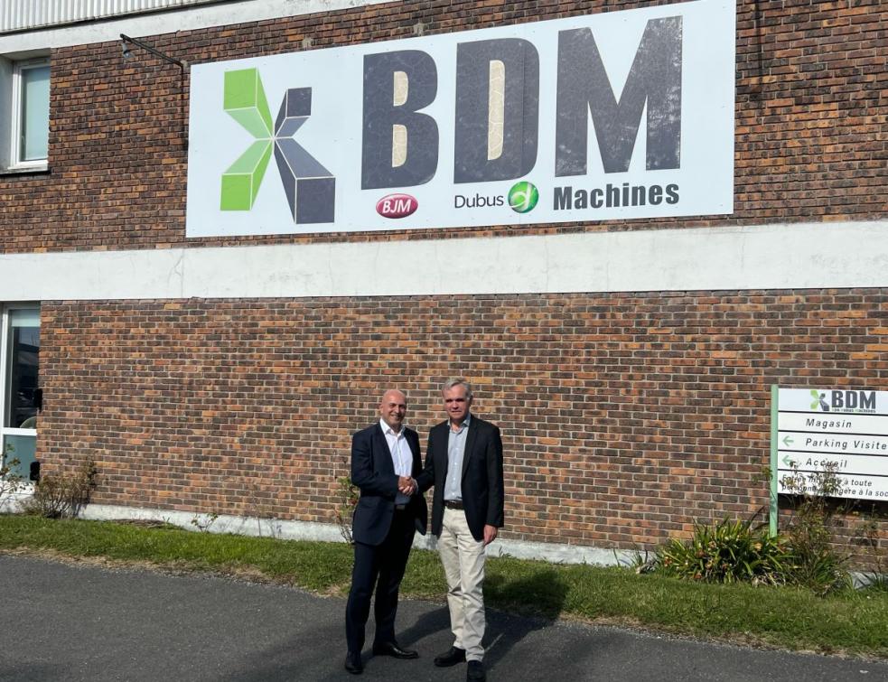 Franck Olivera et Thierry Perennec devant l'entreprise BDM Machines