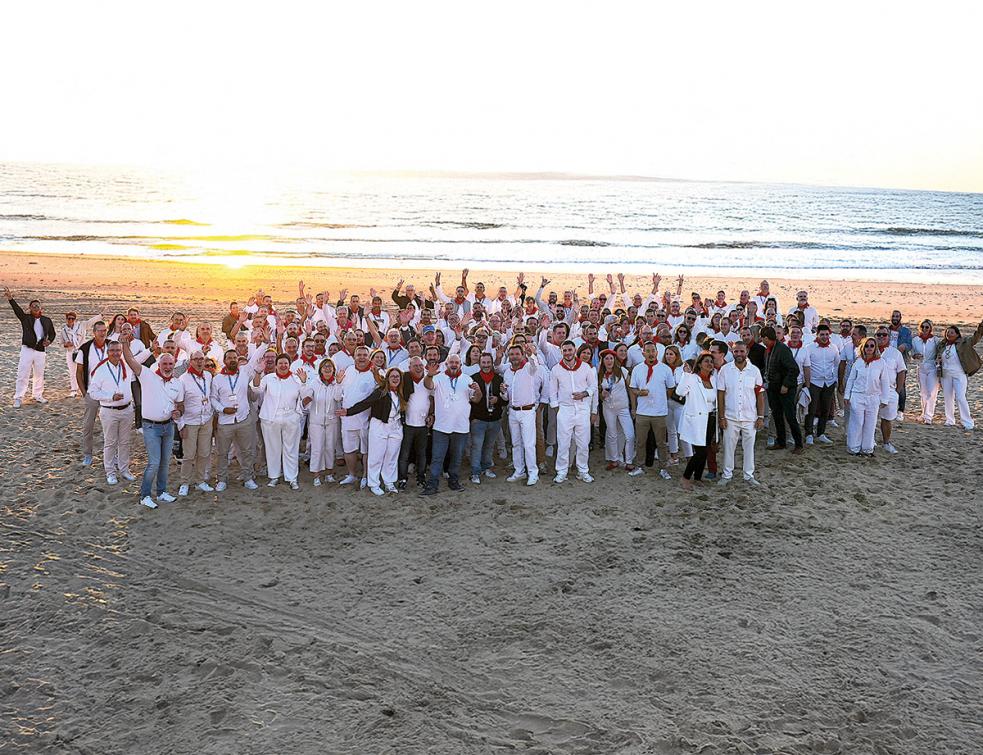 WIZEO_photo-de-groupe-sur-la-plage-de-la-Chambre-d-Amour-a-Anglet_retouche decor IA