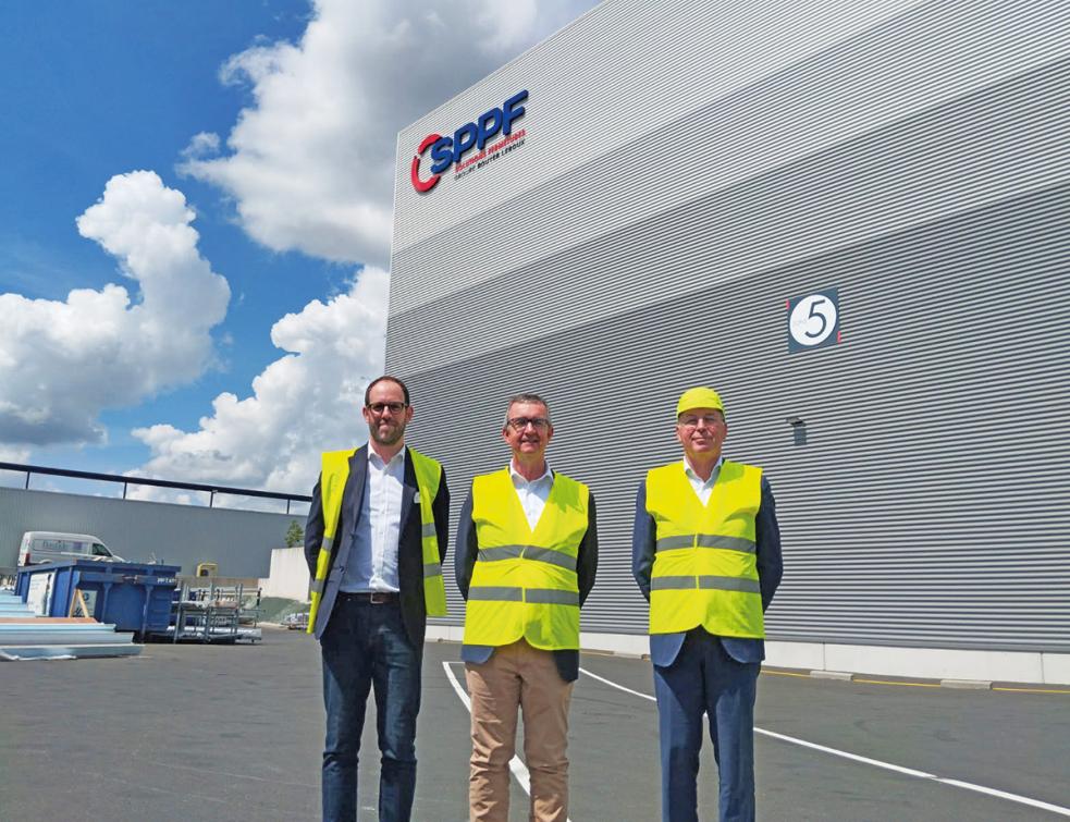 SPPF_equipe-devant-extension-du-batiment-de-coextrusion