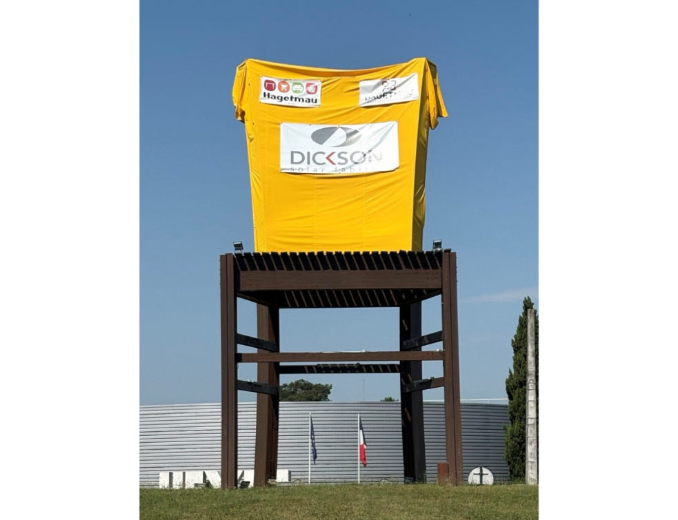Un spectaculaire maillot jaune géant de 10 m de haut en toile Dickson